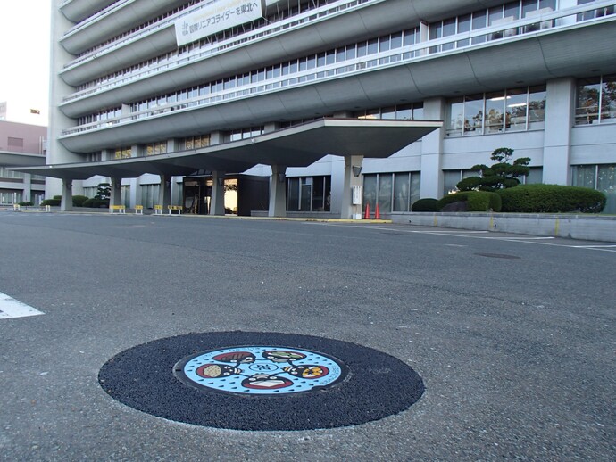 【令和6年10月22日掲載】流域下水道デザインマンホール蓋を岩手県庁舎 正面駐車場に移設しました！