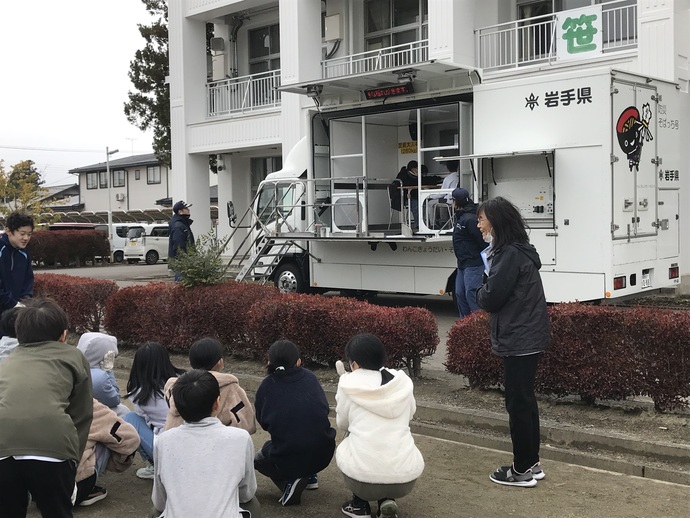 起震車により地震を体験しています