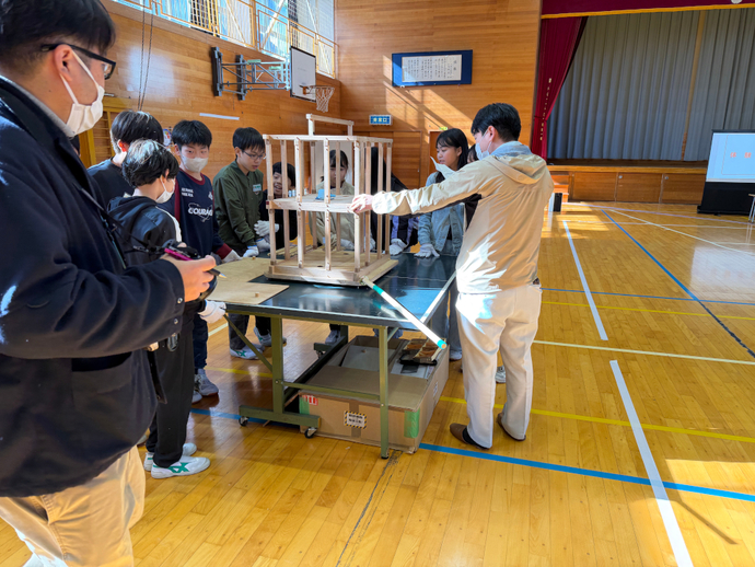 耐震補強の重要性を学ぶ　小型模型補強なし