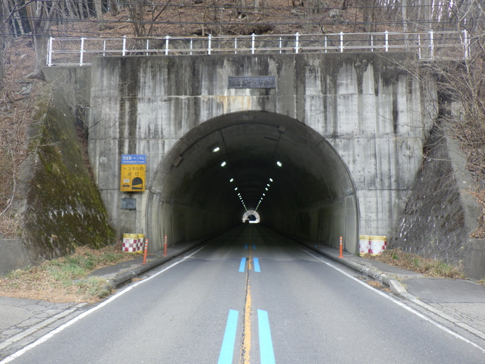 08トンネルなど幅員狭小区間への路面標示の設置状況（西家第一トンネル付近）