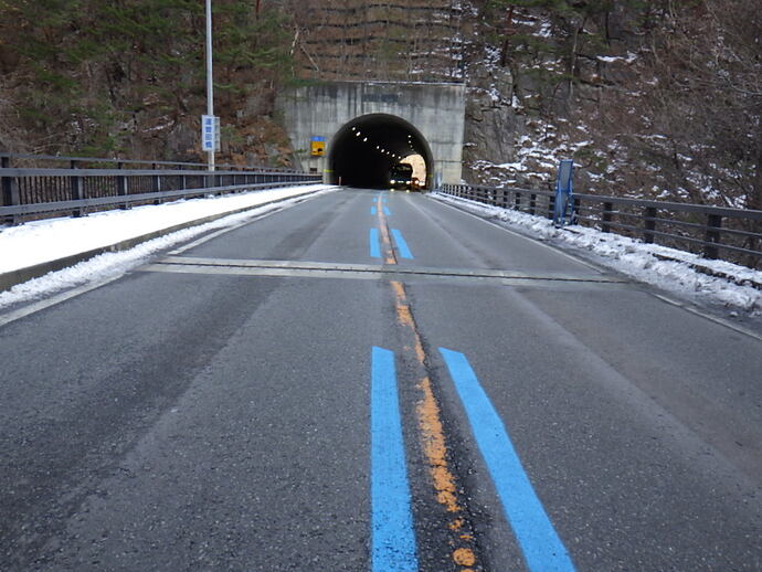 09トンネルなど幅員狭小区間への路面標示の設置状況（達曽部橋）