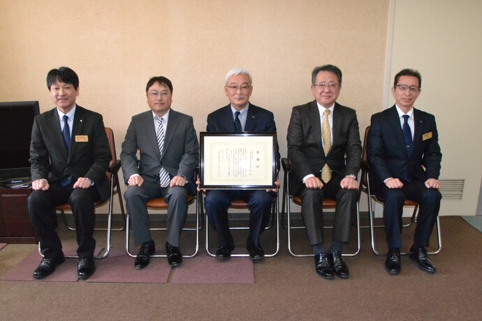 【令和7年3月12日掲載】高病原性鳥インフルエンザ防疫作業に御尽力いただいた一般社団法人岩手県建設業協会盛岡支部へ感謝状を贈呈しました！