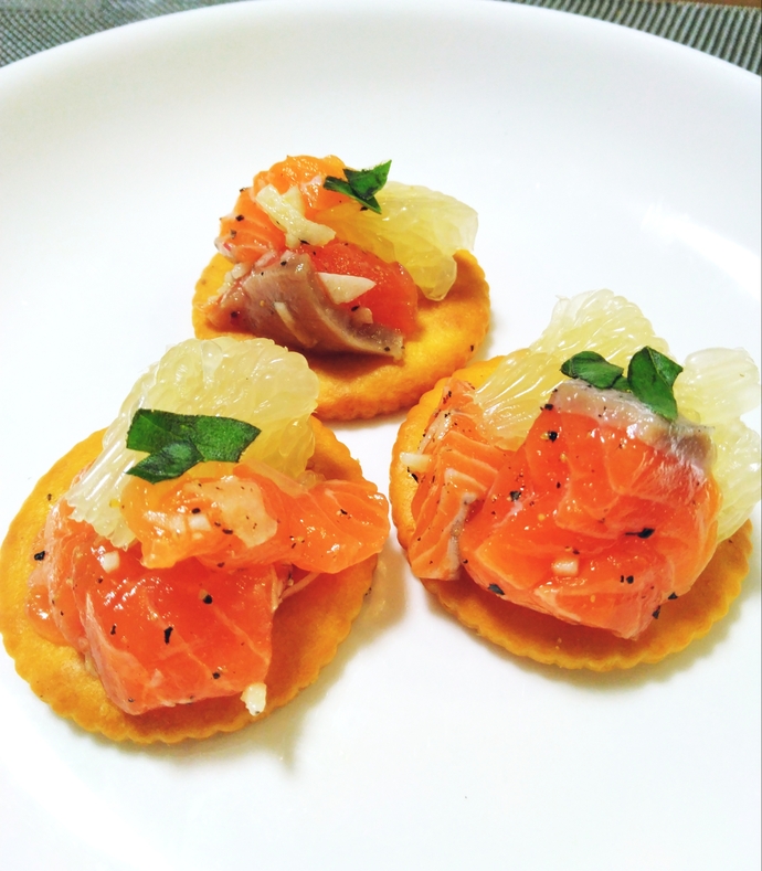 いわて県産サーモンとグレープフルーツのカナッペ