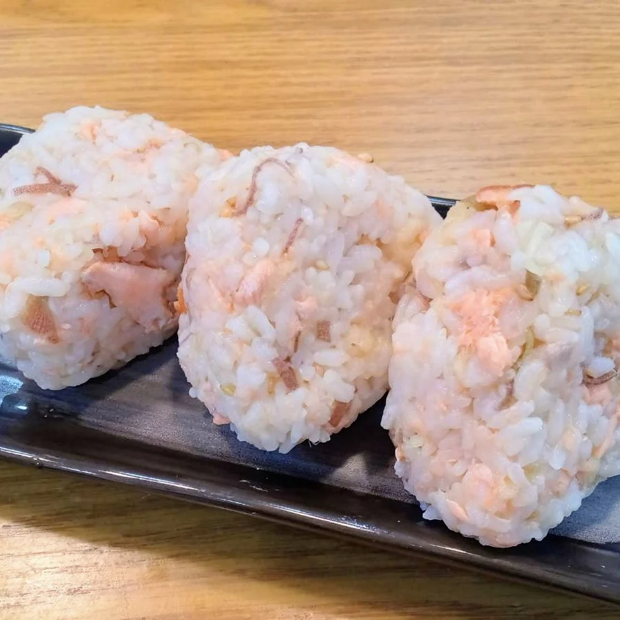 鮭とみょうがのごちそうおにぎり