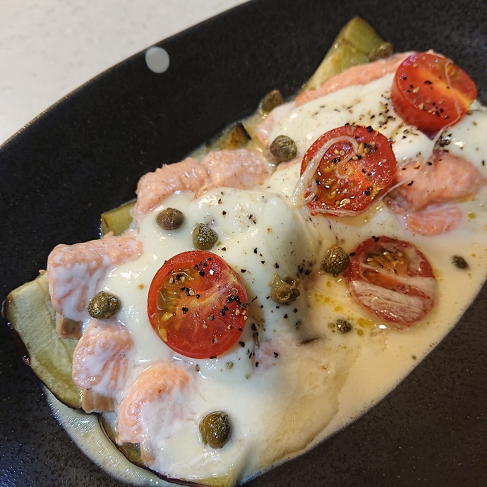 県産サーモンとなすのマルゲリータ風