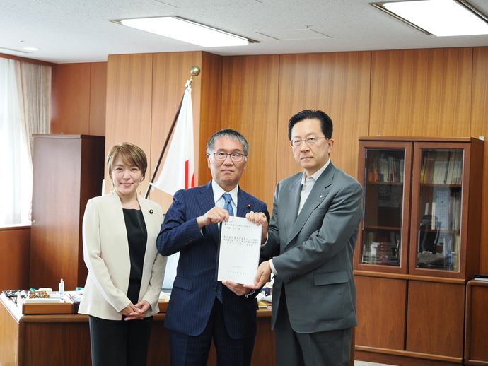 復興庁 伊藤忠彦 大臣、今井絵理子 大臣政務官 写真