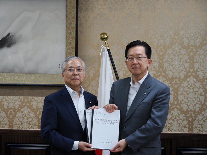 財務省 横山信一 副大臣 写真