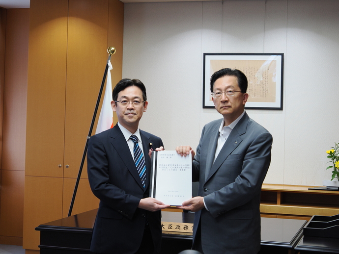 文部科学省 赤松健 大臣政務官 写真