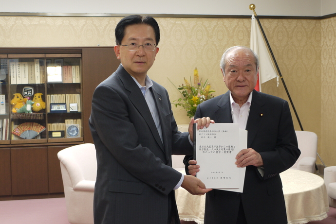 自由民主党本部 鈴木俊一 総務会長 写真