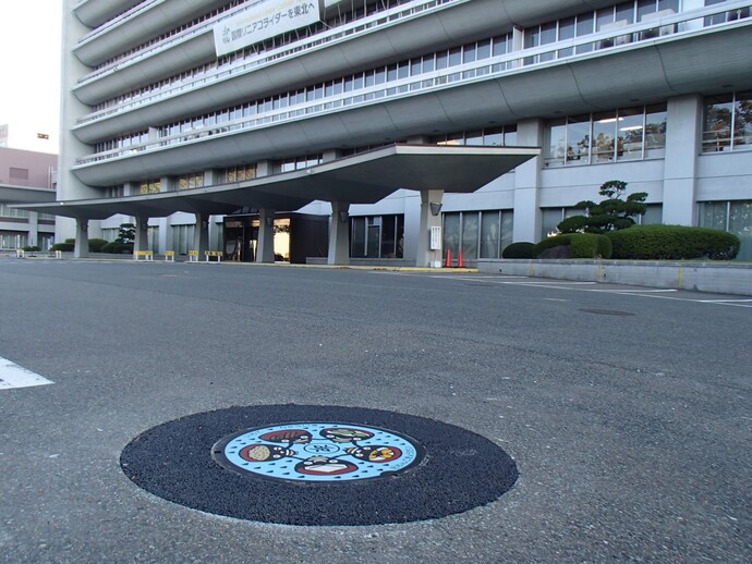 【令和7年8月20日掲載】流域下水道デザインマンホール蓋が岩手県庁舎 正面駐車場に！