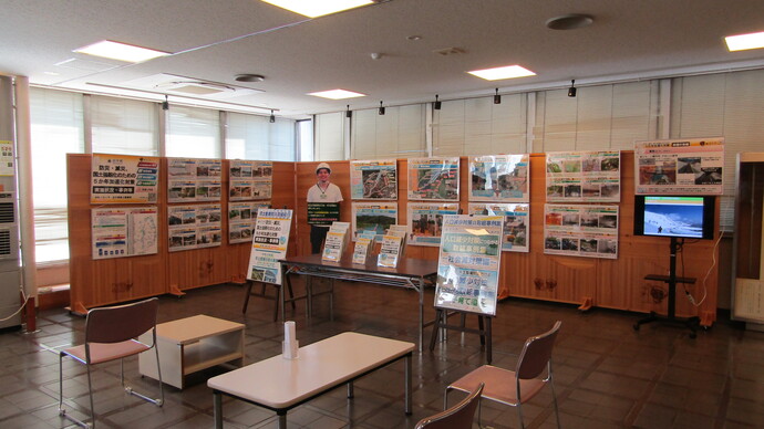 県庁1階県民室でのパネル展の様子(R7.6)