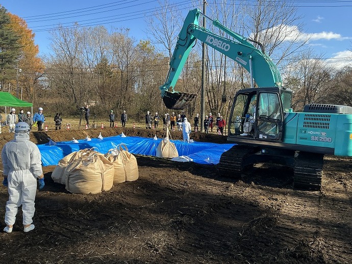 埋却訓練（袋投入）の写真