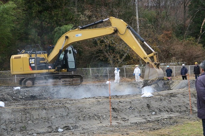 消毒のための消石灰散布状況（訓練）