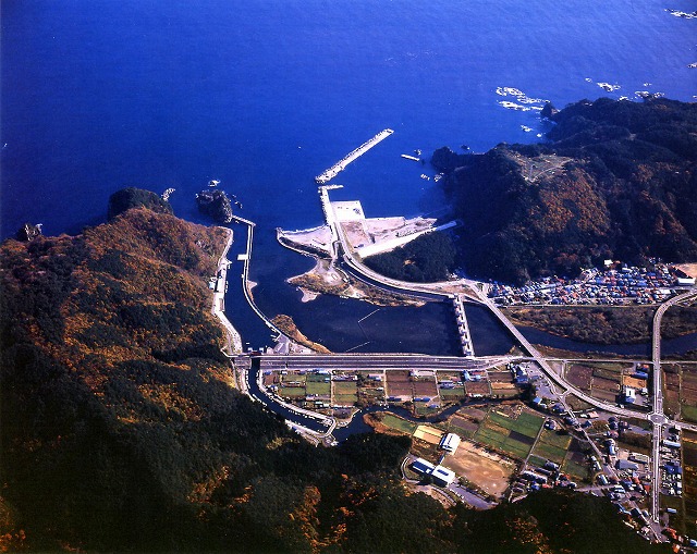 【令和8年2月3日掲載】小本港は、昭和59年（1984年）、新規港湾として、防波堤等の外郭施設の建設に着手し、平成26年度に完成しました