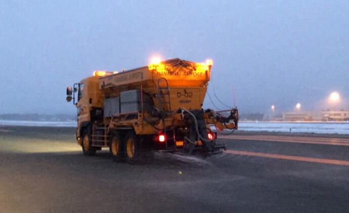 【令和8年1月30日掲載】花巻空港除雪隊が活躍中！凍結防止剤散布車