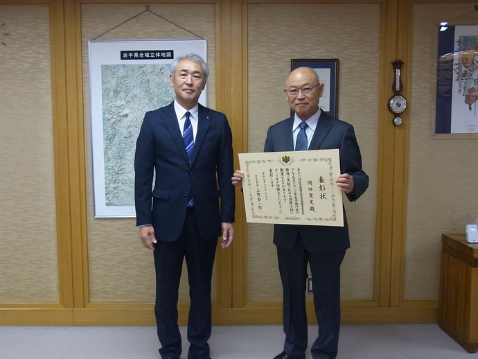 佐々木副知事(左)と岡田寛史前会長(右)