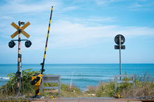 碧海へ至る踏切