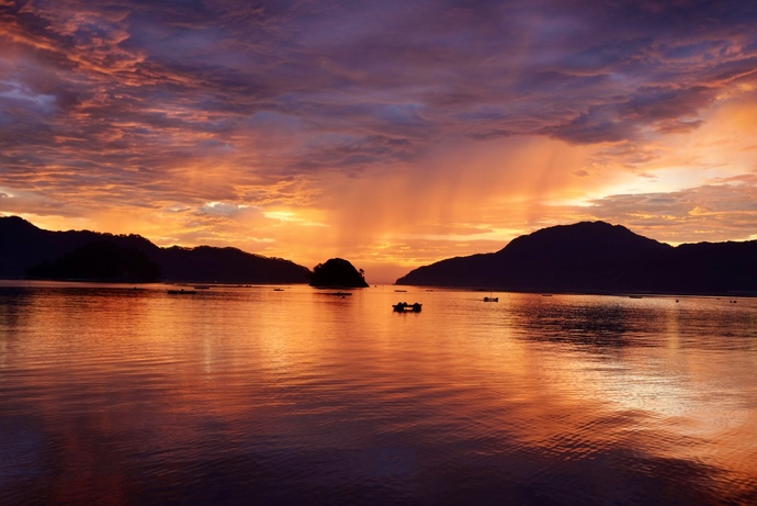 朝焼けに燃える山田湾