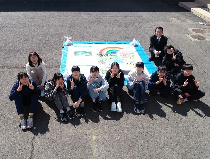 雫石町立御明神小学校の児童との写真