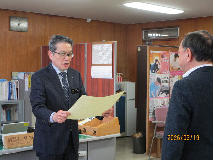 株式会社リード代表取締役戸泉さんへ表彰状を手渡す野原企画理事兼保健福祉部長