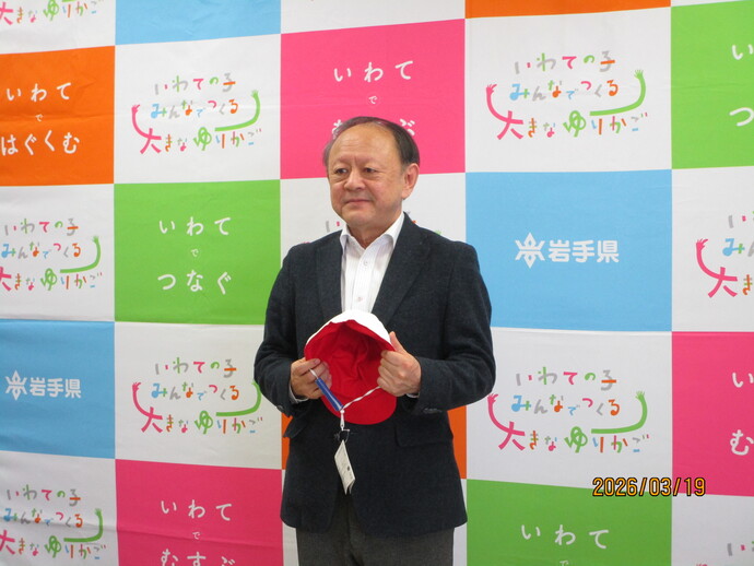 SG紅白帽を持つ株式会社リード代表取締役戸泉さん