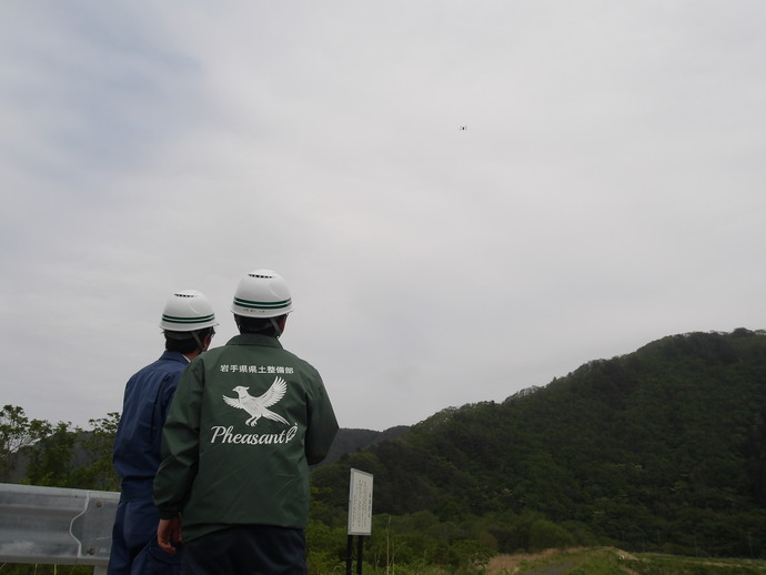 【令和8年6月26日掲載】堤防を空から点検  岩泉土木センターではドローンを活用した河川の堤防点検に取り組んでいます！