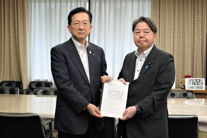 総務省　林芳正　大臣　写真