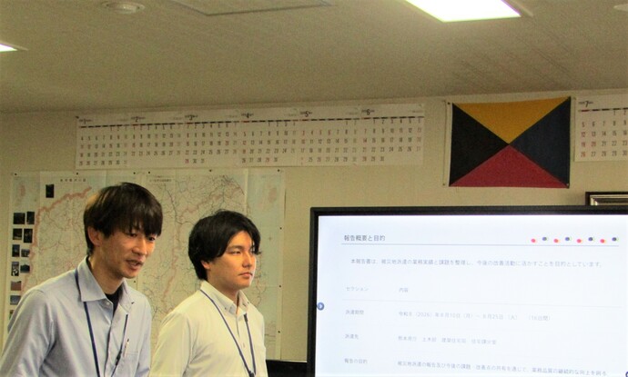 【令和8年9月7日掲載】熊本県へ派遣された建築職員が、現地での活動内容を部長に報告しました。