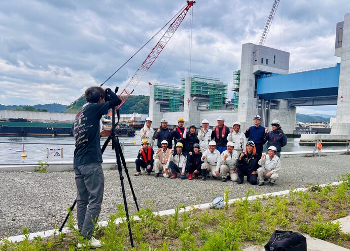 【令和8年8月21日掲載】県広報誌「いわてグラフ」の表紙撮影のため、建設中の閉伊川水門へ！