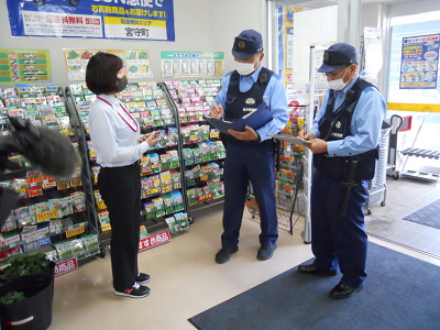 画像：不審に思った店員が警察に通報し、警察官に不審者の特徴などを説明