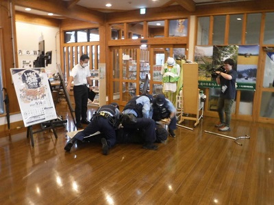 画像：警察官3人が到着です。盾や警杖などを活用し、犯人を制圧します。以上で想定訓練は終了です。